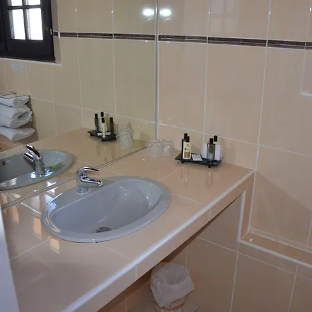 La Bergerie Du Cap 3* אגדה